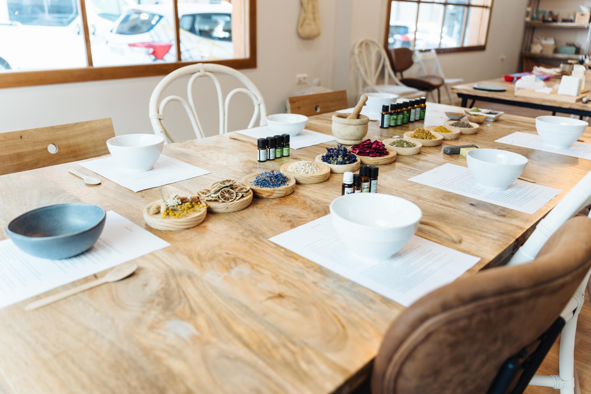 Übersichtstisch mit Kostproben und Notizen